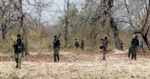 छत्तीसगडमध्ये १७ नक्षलवादी आले शरण, शरण आलेल्यांपैकी ९ जणांवर होते २४ लाखांचे बक्षिस