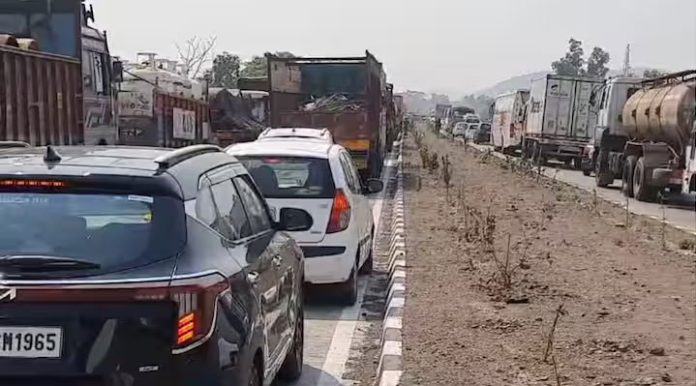 Mumbai Goa Highway : मुंबई गोवा महामार्गावर चाकरमान्यांचा खोळंबा, प्रचंड वाहतूककोंडी!