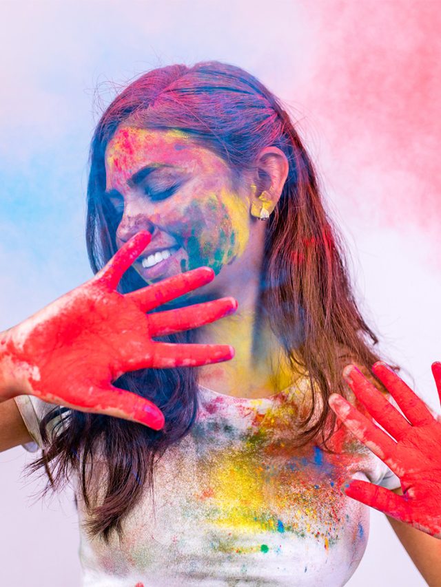 Holi : होळी रंगांनी खेळा, केसांचे नुकसान टाळा; केसांची निगा राखण्यासाठी महत्त्वाच्या टिप्स