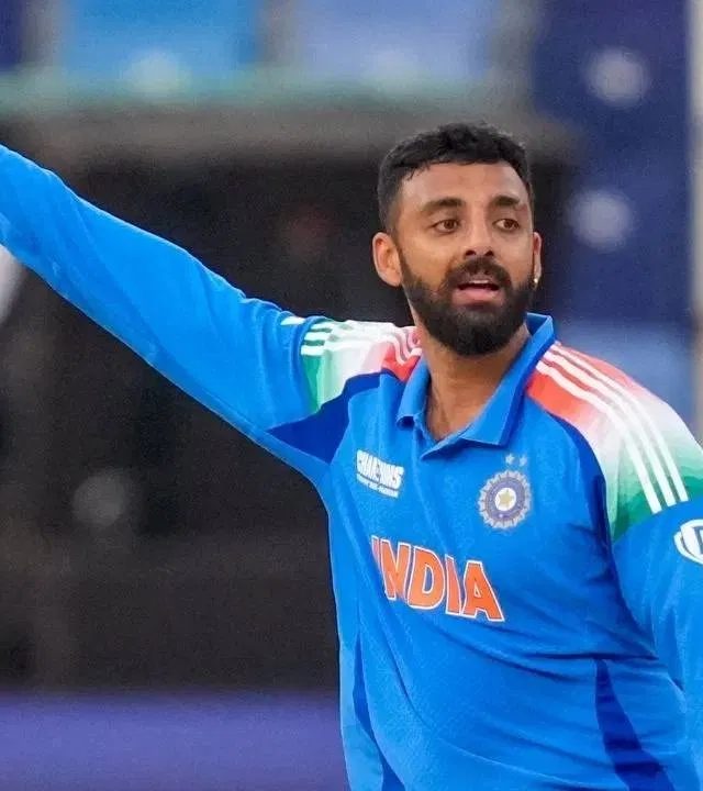 Varun Chakravarthy : आयर्लंड विरूद्धच्या मालिकेपूर्वी भारताला मोठा धक्का ! स्टार गोलंदाज संघातून बाहेर