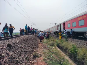 Railway Accident : बंगळुरू - कामाख्या एक्सप्रेस घसरली, रुळावरुन ११ डबे उतरले