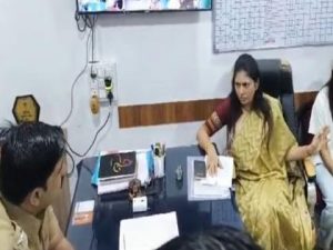 जळगावातील धक्कादायक घटना, राज्यमंत्री रक्षा खडसेंच्या मुलीची काढली छेड