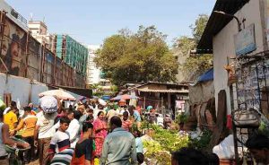 दादरमधील वाढत्या फेरीवाल्यांमुळे व्यापारी त्रस्त