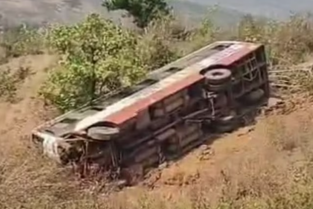 वरंधा घाटात एसटी बस कोसळली, १५ प्रवासी जखमी