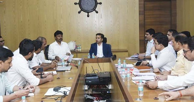 Nitesh Rane : समुद्र किनाऱ्यावरील जागेचा व्यावसायिक उपयोग करून शासनाचे उत्पन्न वाढवावे; मत्स्यव्यवसाय व बंदरे मंत्री नितेश राणे यांचे निर्देश
