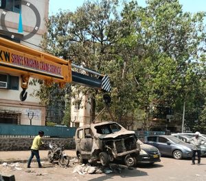BMC : माटुंग्यात रस्ते अडवणाऱ्या, बेवारस वाहनांवर बृहन्मुंबई महानगरपालिकेची कारवाई