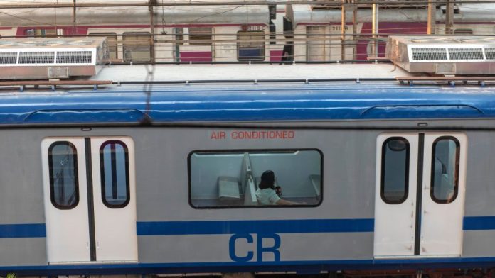 Railway News : मध्य रेल्वेच्या मुख्य मार्गावर धावणार ८० वातानुकूलित लोकल फेऱ्या