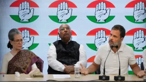 पुण्यात काँग्रेसला गळती, नेते आणि पदाधिकारी महायुतीच्या वाटेवर