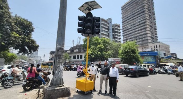 KDMC : कल्याणमध्ये सौरऊर्जेवर चालणारा पोर्टेबल ट्राफिक सिग्नल