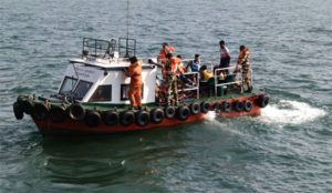 Ratnagiri News : समुद्रात बोट बुडाली पण 'अल फरदिन'ने वाचवले १६ तरुणांचे प्राण!