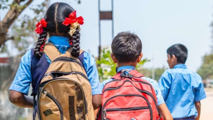 वर्गमित्रांनीच ८ विद्यार्थ्यांच्या डोळ्यांत टाकले फेविक्विक