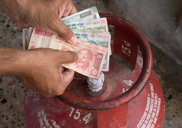 गॅस सिलेंडर जास्त दिवस टिकवायचा आहे , मग ‘या’ सोप्या टिप्स फॉलो कराच