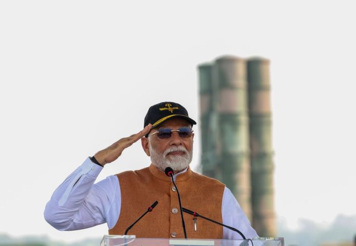 एअरबेसवर पोहोचले पंतप्रधान मोदी