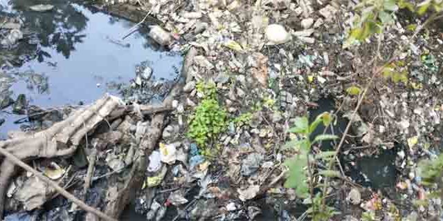 धारावी नाल्यामुळे अनेकांच्या घरांमध्ये पाणी