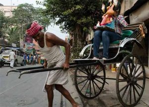 माथेरानच्या हात रिक्षा चालकांचे पुनर्वसन कधी होणार?