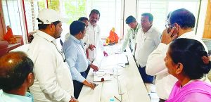 वणी ग्रामस्थांचा महावितरणबाबत तक्रारींचा पाढा, अधिका-यांना धरले धारेवर