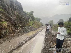 मिठी नदीचा काढून ठेवलेला  गाळ जागच्या जागीच
