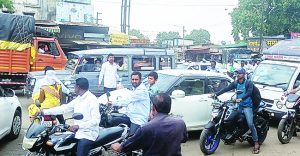 Traffic Jam Problem: दिंडोरी चौफुलीवर सिग्नल यंत्रणेची गरज, वाहतूक कोंडीने नाशिककर त्रस्त