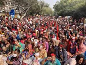 डीएड, बीएड असूनही  बनल्या मदतनीस, सेविका!