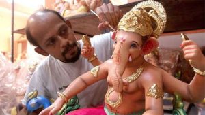 पेणमध्ये ग्राहकांची पीओपी मूर्तींनाच मागणी