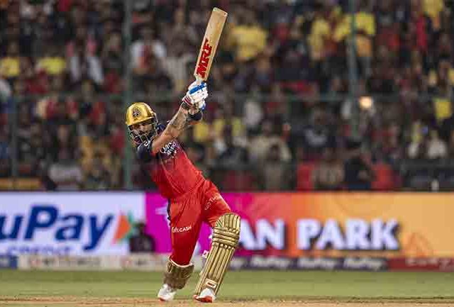 RCB vs CSK: विराट कोहलीने ठोकले षटकारांचे  त्रिशतक, ६२ धावांच्या खेळीत बनवले अनेक रेकॉर्ड