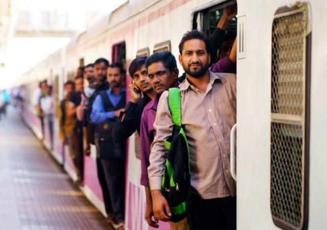 Mumbai Railway Accident: अपघातानंतर मध्य रेल्वेचा मोठा निर्णय; लोकल ट्रेनला ऑटोमॅटिक दरवाजे बसवणार