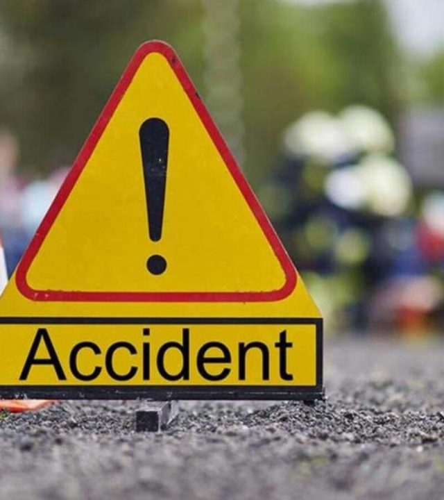Sambhajinagar Accident : छत्रपती संभाजीनगरात भरधाव कार दुभाजकाला धडकून उलटली, तिघे जागीच ठार!
