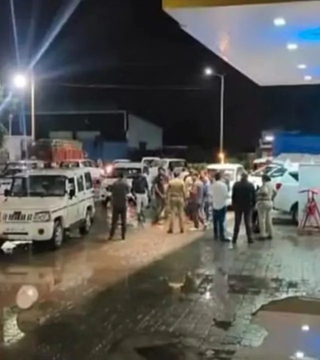 MP News : मुख्यमंत्र्यांच्या ताफ्यातील १९ इनोव्हामध्ये भरले २० लीटर डिझेल, मात्र निघालं १० लीटर पाणीच पाणी