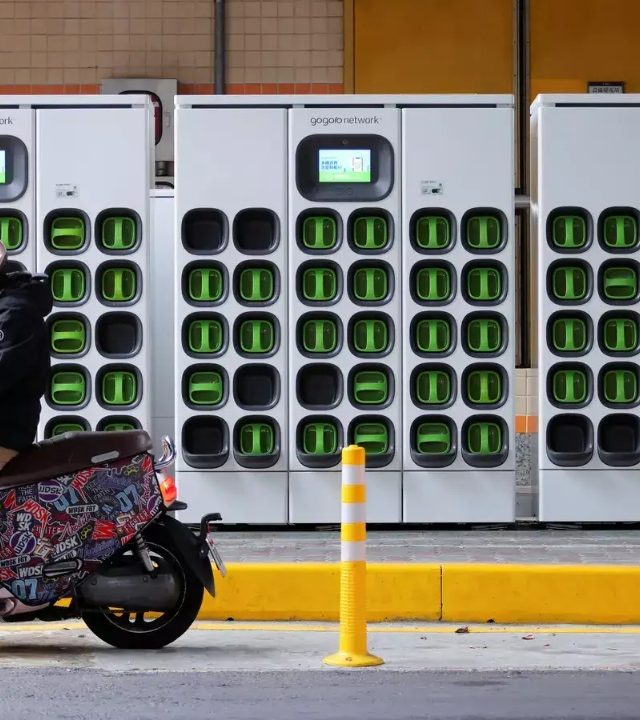 EV Battery Station : आता फक्त २ मिनिटे! इलेक्ट्रिक वाहनांसाठी मेट्रो स्थानकांवर ईव्ही बॅटरी स्वॅपिंगची सुविधा