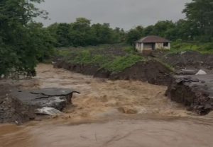 कुंडमळा नंतर पुण्यातील आणखीन एक पूल वाहून गेला