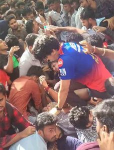 Bangalore stampede : 'पोलीस हे काही देव अथवा जादूगार नाहीत',  बंगळुरू चेंगराचेंगरीसाठी RCB जबाबदार