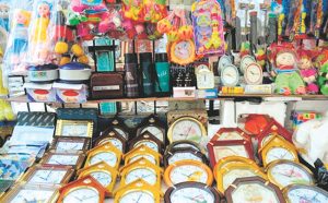 Vastu Tips : तुमच्या घरातही या पाच चुका होतात का? वास्तुशास्त्रानुसार लगेच बदला, नाहीतर घरात येईल दरिद्रता!