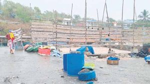 मुंबईत अवकाळी पावसाचा सुक्या मासळीला फटका