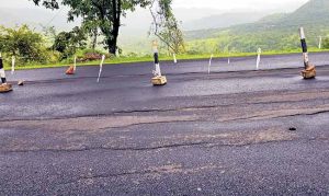 कशेडी घाटातील जुन्या  राष्ट्रीय महामार्गावर भेगा