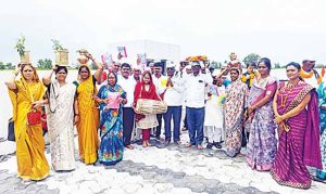 वारकऱ्यांसाठी रेनकोट वाटणाऱ्या उद्योजकाला मृत्यूने वळसा घालून दिले जीवनदान !