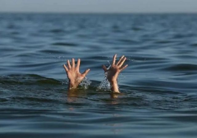 Sangamner : संगमनेर हादरले! खाणीत साचलेल्या पाण्यात बुडून दोन सख्या भावांचा दुर्दैवी मृत्यू; तिगाववर शोककळा