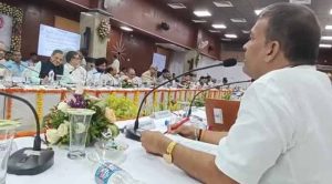 ‘कोरोना काळात बंद केलेल्या रेल्वे गाड्यांचे थांबे पूर्ववत करा’