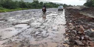वाकण महामार्गावर खड्ड्यांचे साम्राज्य