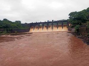 रानबाजिरे धरणात देवळे  धरणातील लालमाती, गाळाचे पाणी