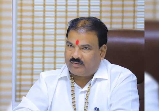 ...म्हणून कँटिनच्या कर्मचाऱ्याला केली मारहाण, गायकवाडांचे स्पष्टीकरण