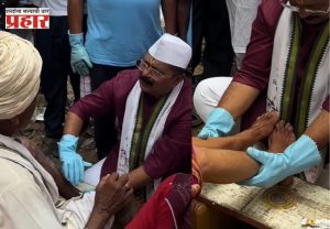 थकलेल्या वारकऱ्यांचे पाय दाबून आदेश बांदेकर यांनी केली सेवा; हृषिकेश आणि सारंगही होते सोबत