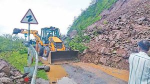 आंबेनळी घाटात दरड कोसळली
