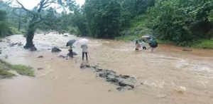 खैरेवाडीला रस्ता नाही : विद्यार्थ्यांचा आणि नागरिकांचा चिखलातून जीवघेणा प्रवास