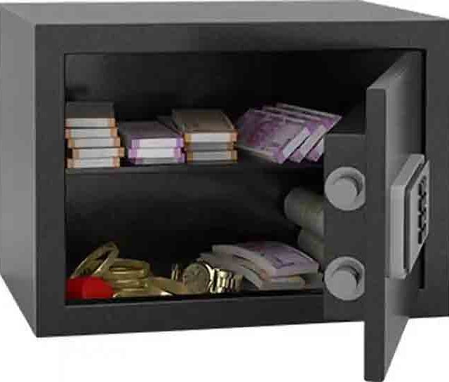 Vastu Tips : घरात या दिशेला ठेवा तिजोरी, धन-समृद्धीची होईल वाढ!
