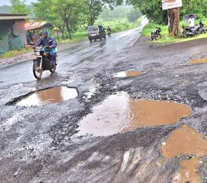 राष्ट्रीय महामार्गावरील खड्ड्यांकडे बांधकाम विभागाचे दुर्लक्ष