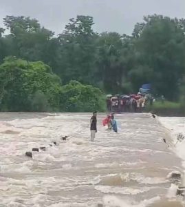 देहरजे नदीवरील पुरात अडकलेल्या मुलाला वाचवण्यात यश