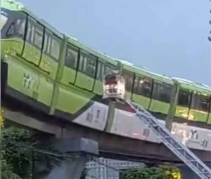 Monorail: झुकलेल्या मोनोरेलमध्ये होते तब्बल इतके प्रवासी...सर्वांची सुखरूप सुटका