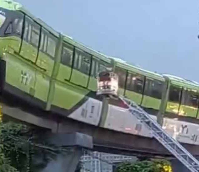 Monorail: झुकलेल्या मोनोरेलमध्ये होते तब्बल इतके प्रवासी...सर्वांची सुखरूप सुटका