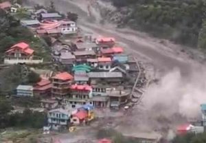 Uttarkashi Cloud burst: उत्तरकाशीच्या धारलीमध्ये ढगफुटी, डोंगरावरून वाहत आले हजारो टन पाणी, चार जणांचा मृत्यू, अनेक लोक ढिगाऱ्यात गाडले, पहा VIDEO