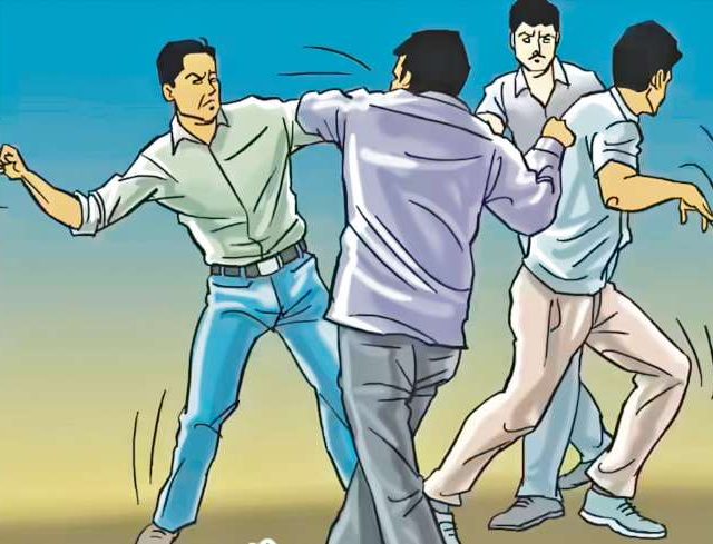 Jalgaon : पोलिसांसमोरच राडा, पोलीस ठाण्यातील खिडक्यांच्या काचाही फुटल्या; प्रेम प्रकरणाचे नाट्यमय वळण